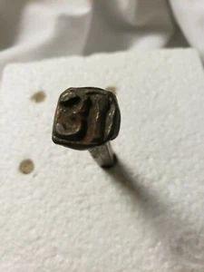 Clavo de ferrocarril numerado vintage cuadrado en relieve 1931 - Imagen 1 de 7