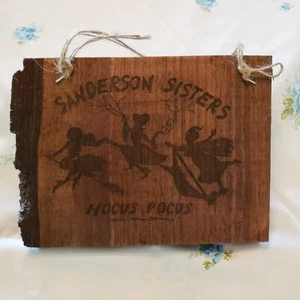Letrero de madera de Halloween The Witch Is In & The Sanderson Sisters borde vivo hecho a mano - Imagen 1 de 11