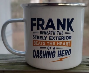GESCHICHTE HERALDIK PERSONALISIERT FRANK EMAILLEGESCHIRR BLECHBECHER 16 OZ. CAMP HERO DAD😃😁 - Bild 1 von 1
