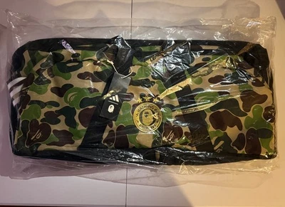 Bolsa de viagem camuflada Bape Adidas - Imagem 1 de 4