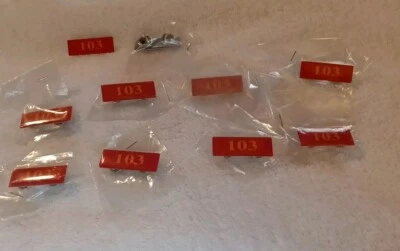 Pin de solapa número 103 dorado sobre rojo. NUEVO. LOTE de 10 Foto 1 de 4