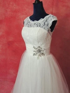 SALE ! Wedding dress size 10/12 ex sample VGC - Picture 1 of 9
