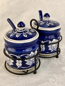 Juego de tarros de encurtidos de condimentos de cerámica con soporte de hierro azul hecho a mano en la India - Imagen 1 de 13