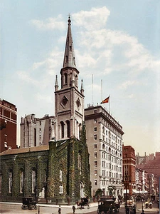 Estampado fotográfico de escena callejera de America, iglesia universitaria - Imagen 1 de 1