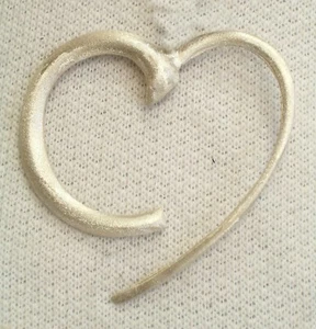 Spilla in ARGENTO 925 con INIZIALE " C " a forma di CUORE - finitura satinata - - Imagen 1 de 2