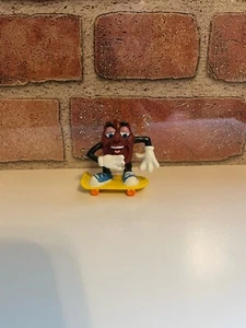 CALIFORNIA RAISIN WITH SCATEBOARD - Picture 1 of 4