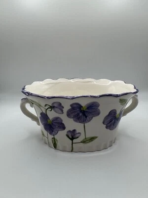 Фарфоровая чаша Andrea Sadek с ручной росписью с цветочным рисунком — ширина 71⁄2 дюйма, фиолетовые рифленые края - Изображение 1 из 4