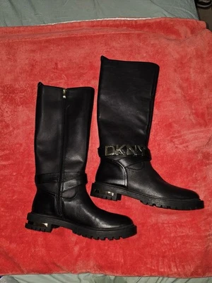 Bota urbana DKNY Delanie negra hasta la rodilla talla 7 Foto 1 de 4