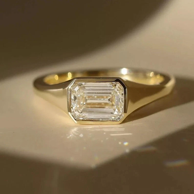 Anillo de compromiso solitario de diamantes cultivados en laboratorio talla esmeralda de 3 quilates de oro amarillo de 14 k Foto 1 de 3