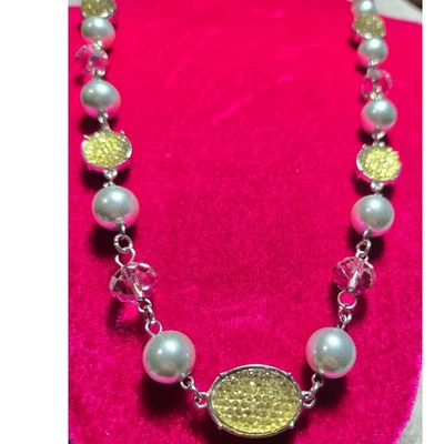 Collar Ann Taylor Tono Plata Imitación Perla Estrás Ovalado Cuentas Distintivo Foto 1 de 4