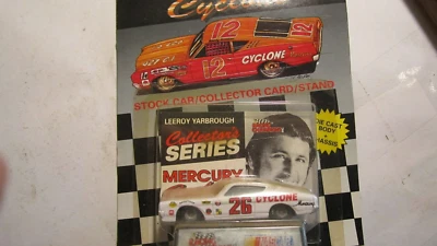 RACXING CHAMPIONS STOCK CAR, TARJETA Y SOPORTE, #26 LEEROY YARBROUGH MERCURY CYCLONE Foto 1 de 3