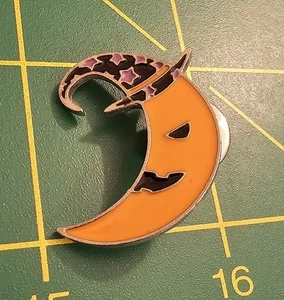 Naranja Calabaza Media Luna En Brujas Sombrero Halloween Novedad Metal Solapa Pin (35) - Imagen 1 de 2