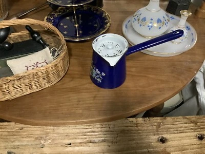 ancien Pot Au Lait Émaillé Avec Passoire Pour Crème Peint  D’oiseaux Et Fleurs - Photo 1/4