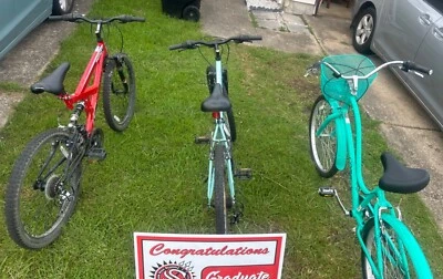 3 bicicletas para crianças. Vermelho, azul e azul claro. Usado. - Imagem 1 de 4