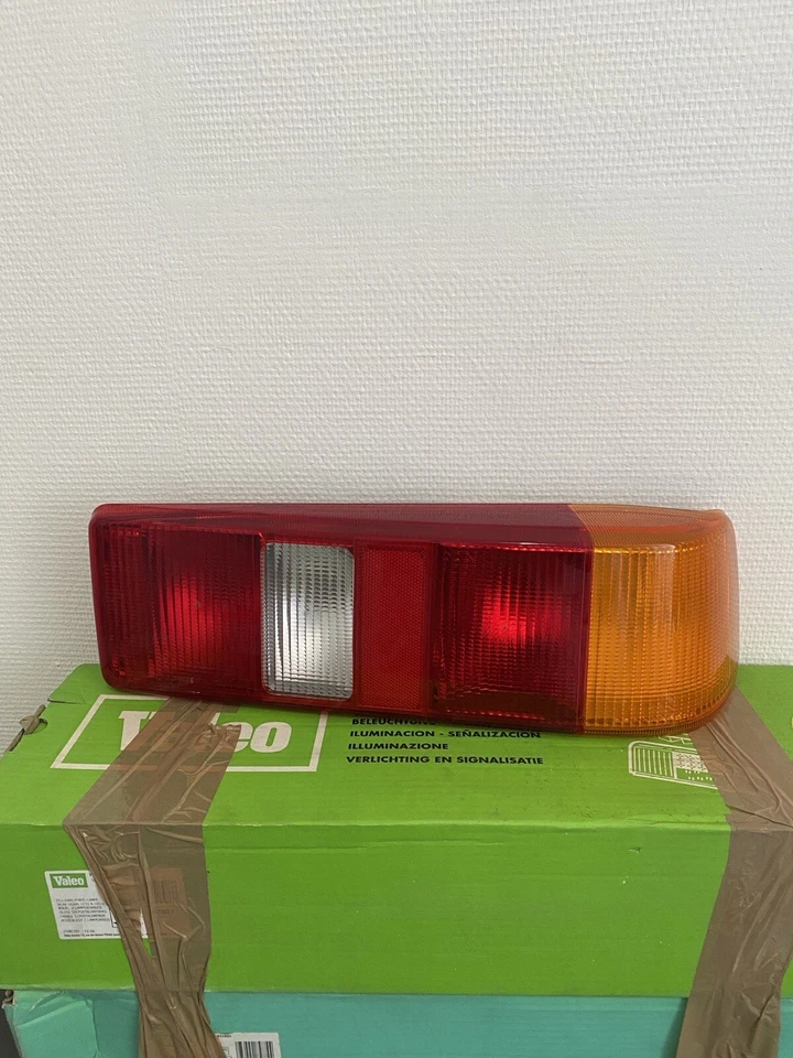 FEU ARRIÈRE GAUCHE Ford Sierra I Combi 1.6 Custom L GL (LCS) 1984 83BG13A603