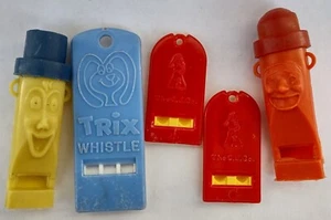 5 Vintage Kunststoff Spielzeug Pfeifen-Trix Müsli & Cracker Jack-Clown Gesicht-Logo-Hase - Bild 1 von 2