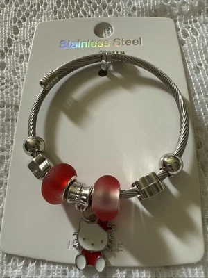 Pulsera Hello Kitty con dijes rojos nueva Foto 1 de 4