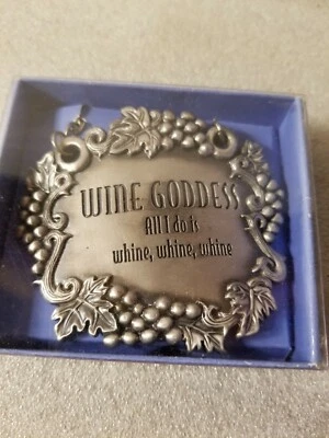 Ganz Pewter 复古小饰品葡萄酒瓶礼品标签“葡萄酒女神”葡萄卷轴  — 第 1/4 张图片