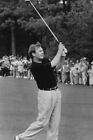 Tasse en étain Kevin Costner pose pleine longueur club de swing sur terrain de golf affiche 18x24