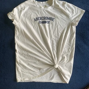 Cute white abercrombie kids girls tie shirt with blue logo - Picture 1 of 3