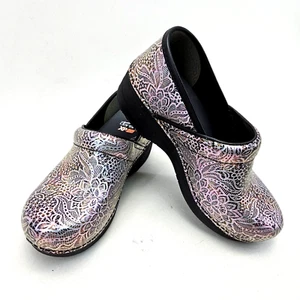 Dansko XP 2.0 Spitzengröße 5,5-6 verziertes geprägtes Leder silber Krankenschwester Clogs EU 36 - Bild 1 von 16