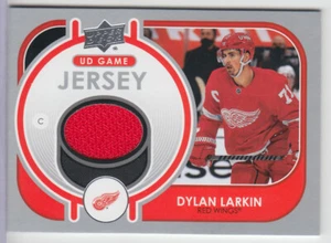 Maglia Upper Deck UD Game 2021-22 Dylan Larkin Red Wings #GJ-DL - Foto 1 di 1