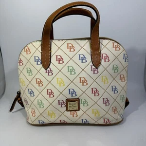 Dooney Bourke Regenbogen Logo Monogramm cremefarben gesteppt gewölbte Schultertasche Handtasche - Bild 1 von 15