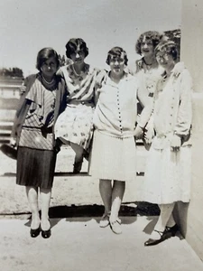 Schöne Damen interessante Kleider 20er Jahre Foto Bild schwarz-weiß - Bild 1 von 4