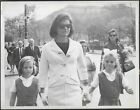 Jacqueline Kennedy Caroline Kennedy in New York 1964 Original Press Photo 