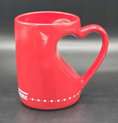 Krispy Kreme Rojo Corazón Taza Café Té Corazón Mango Corazones Blancos Día de San Valentín Foto 1 de 4