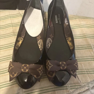 Zapatos planos Louis Vuitton LV Fornasetti charol negro monograma arco ballet Foto 1 de 4