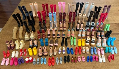 Gran Lote de 78 Pares Modernos Muñeca Barbie Zapatos Botas Sandalias Zapatillas Foto 1 de 4