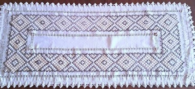 CHEMIN DE TABLE-début XXe et lin brodé à la main - 112 cm x 50 cm - Photo 1/4