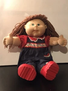 2004 Play Along Cabbage Patch Doll Girl Green Eyes Brown String Hair Red Shoes - Picture 1 of 11
