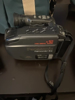 Panasonic PV-IQ404D Palmcorder IQ VHS-C Camcorder w/ 2 batteries and flishlight - Image 1 of 4