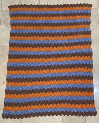 Manta de ganchillo en zigzag a rayas afgana 50”x69” naranja azul Foto 1 de 4