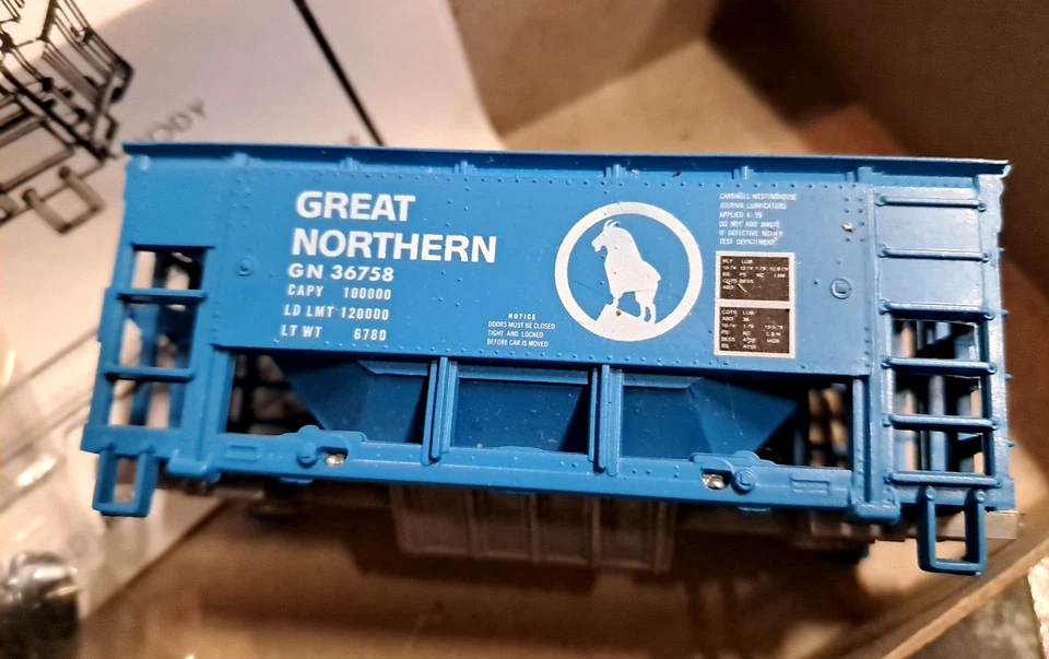 Roundhouse Ho 1/87 Model Train Kit Great Northern ORE Hopper Car G.N.-SHORTY - Image 1 of 4