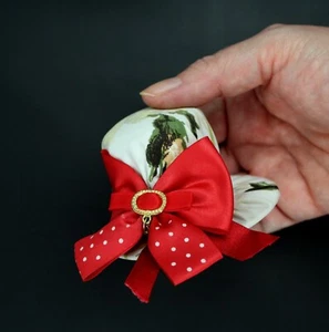 Handgefertigte Eiche Hut geformt rote Schleife Blumen Nadelkissen Handwerk Geschenk für sie - Bild 1 von 3