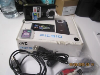 Boxed Black JVC PICSIO GC FM2 digital camera with 8GB SD card - Image 1 of 4