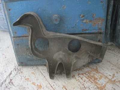 Antiguo cortador de galletas de pájaro grande de lata oscura primitivo American Country Find Foto 1 de 4