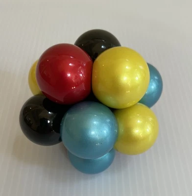 Juguete rompecabezas esfera único - rojo, azul, negro y amarillo Foto 1 de 2