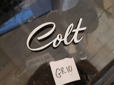 1974-79 DODGE COLT EMBLEMA PLÁSTICO FENDER FABRICANTE DE EQUIPAMENTO ORIGINAL ....BIN GR10 75 76 77 MOPAR - Imagem 1 de 3