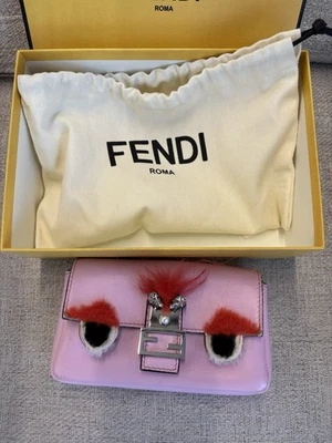 Bolsa Fendi Baguette Monster Eyes couro rosa com detalhe de pele e cristal - Imagem 1 de 4
