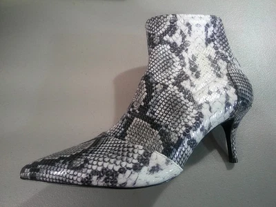 Ботинки женские Charles by Charles David «Amstel» эластичные верхние 9,5 M серые змеиные - Изображение 1 из 4