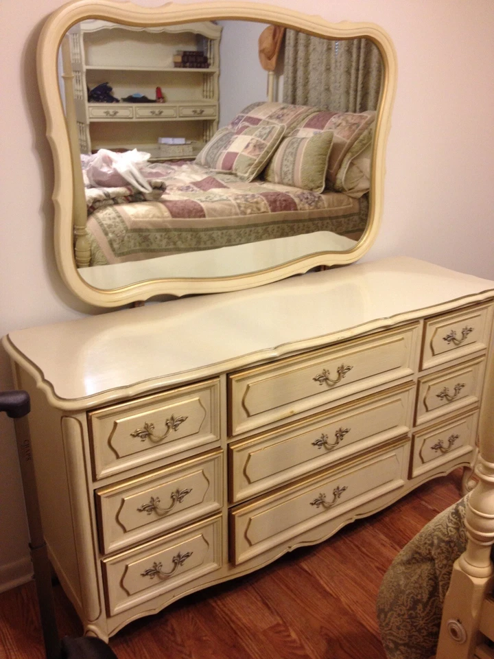 Cómoda blanca antigua provenzal francesa Henry Link con espejo (solo recogida) Foto 1 de 1