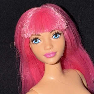 Barbie curvilínea HDF75 muñeca margarita pelo rosa de juego de kayak - Imagen 1 de 12