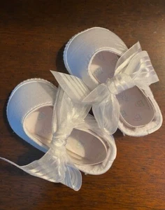 Baby Girl shoes sz. crib stage white with satin tie - Picture 1 of 3