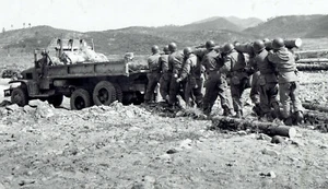 1951 Original Photo Korean War United Nations Army combat engineers load trucks - Picture 1 of 2