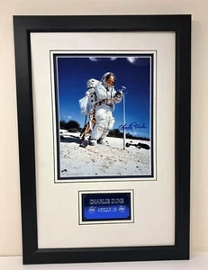 Foto firmada de astronauta de Charlie DUKE Apolo 16 montada y enmarcada AFTAL RD certificado de autenticidad - Imagen 1 de 2