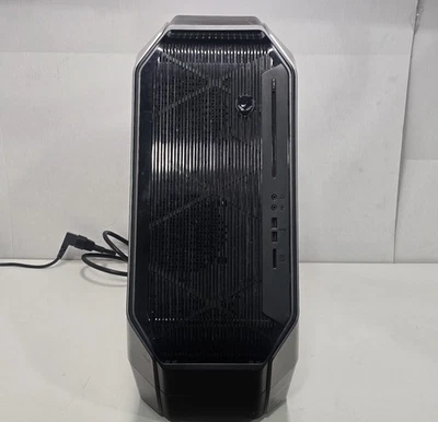 Dell Alienware Area-51 R2, Intel Core i7-5930K, GeForce GTX Titan X, 8 GB DDR4 Foto 1 de 4